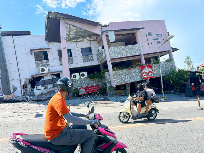 Earthquake strikes Philippines